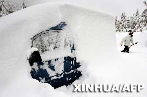 大雪普降瑞士 雪中挖车忙煞众人[图]