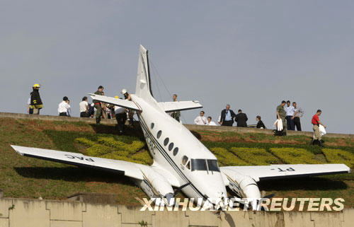 组图:巴西一架小型飞机滑出跑道三人轻伤