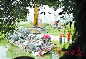 搅拌车掉进水塘 司机鸣笛5分钟死亡(图)