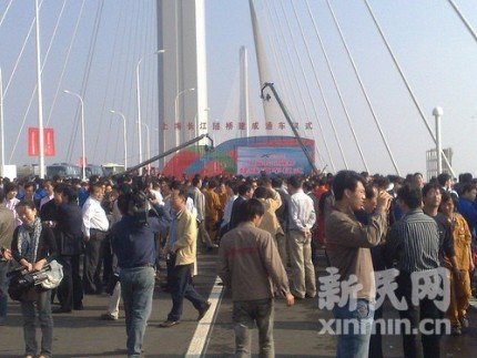 市民在现场参观拍照