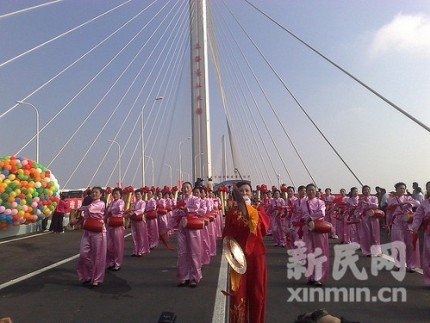 上海长江隧桥建成通车仪式载歌载舞