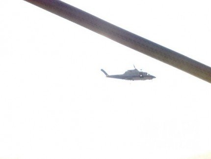 直升机在大桥上空巡航