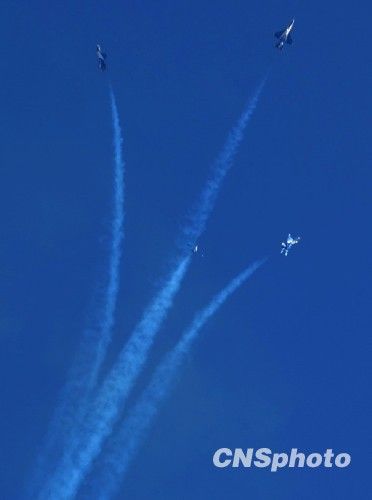 组图：庆祝空军成立60周年飞行表演举行