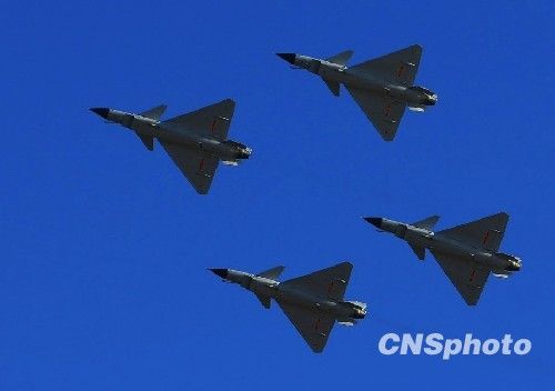 组图：庆祝空军成立60周年飞行表演举行