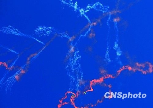 组图：庆祝空军成立60周年飞行表演举行