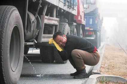 大雾锁京城多条高速封路 能见度不足500米