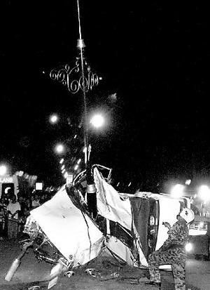 轿车缠上路灯 驾车者被救出死里逃生