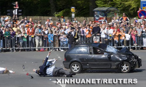 荷兰女王日活动现场汽车撞向人群致4死13伤(图)