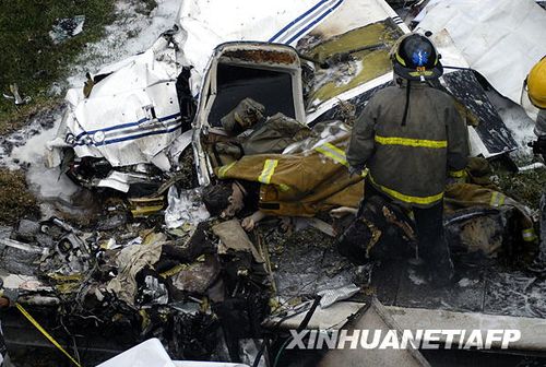 危地马拉一飞机撞向居宅 至少6人死亡（组图）
