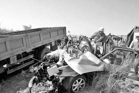 消防官兵破拆救人 本报记者 樊亮 摄 