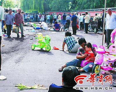 出租车冲进早市致2死20多伤 肇事司机被拘