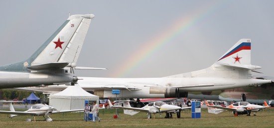 8月18日,在俄罗斯茹科夫斯基市举行的国际航空航天展展地上空出现一道彩虹。新华社记者鲁金博 摄