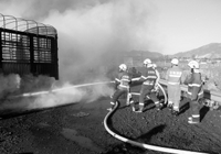 车祸现场，消防人员紧急灭火 记者张广玉/摄