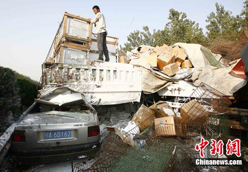 京港澳高速公路数十车相撞致8死23伤(图)