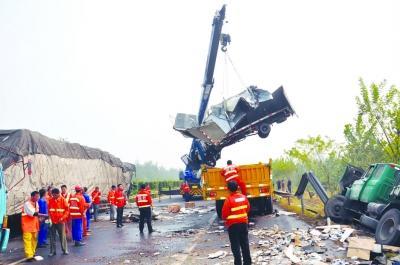 江苏盐徐高速大雾中15车追尾 交通中断6小时