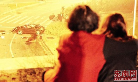 百万奔驰跑车失控冲下高架桥 司机当场身亡