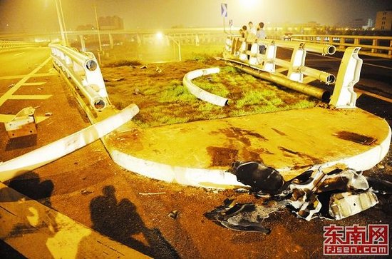 百万奔驰跑车失控冲下高架桥 司机当场身亡