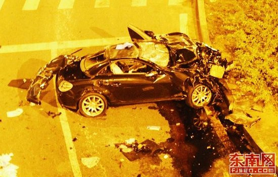 百万奔驰跑车失控冲下高架桥 司机当场身亡