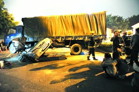 重庆渝中区发生车祸致2死1重伤(图)