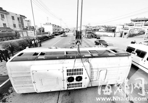 小车爆胎车轮飞出 中巴客车为躲避失控侧翻(图)