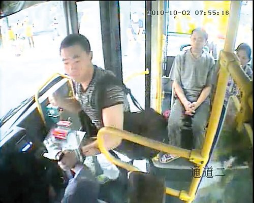 恶男两次暴打公交司机 乘客冷漠无人报警(图)