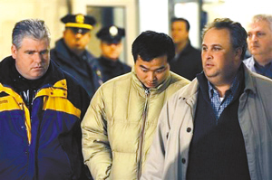 “吻别”男子在家中遭逮捕