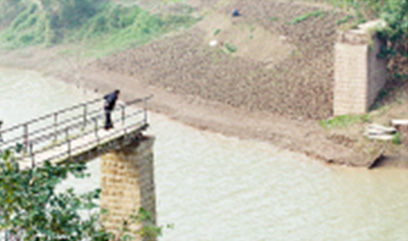 重庆一沙船撞塌长江支流大桥 桥体垮三分之二(图)