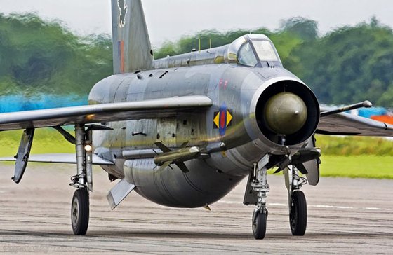 英国"闪电"战斗机。