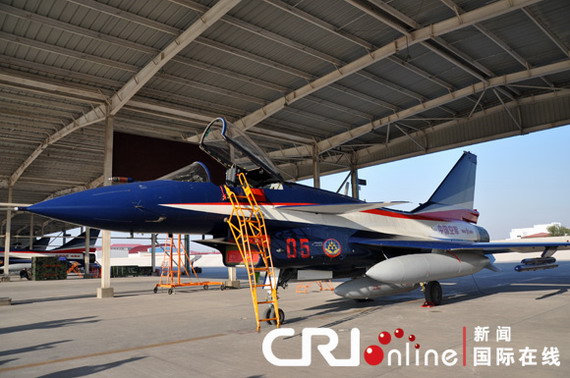 歼10表演机新涂装以深蓝色为主色调。摄影:刘轶瑶