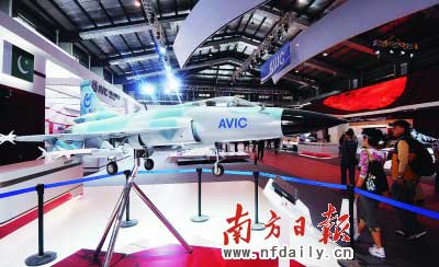 航展展出的“枭龙”战机模型。新华社发