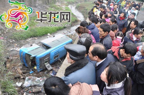 重庆长寿客运中巴侧翻16人受伤(组图)