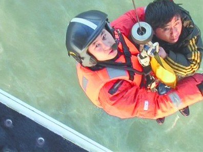 大连一采砂船被浪打翻 3人获救10人下落不明