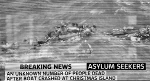 求救　视频截图显示，船上的乘客攀在漂浮物上。