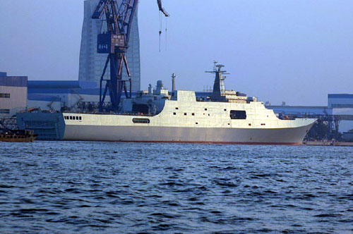 东方网资料图:晒装中的“井冈山”舰。