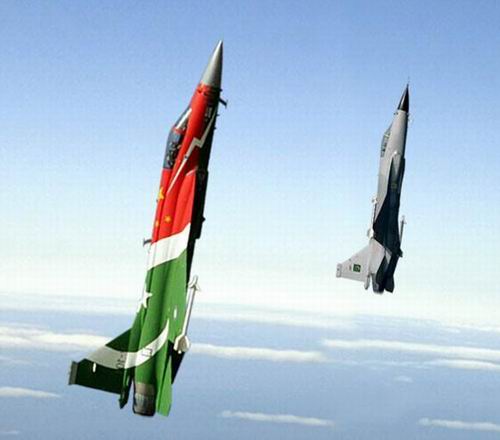 巴基斯坦空军首批头两架枭龙战机进行飞行表演。