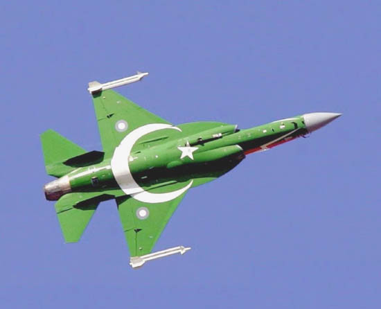 机腹图有巴基斯坦国旗图案的“枭龙”战机做飞行展示。