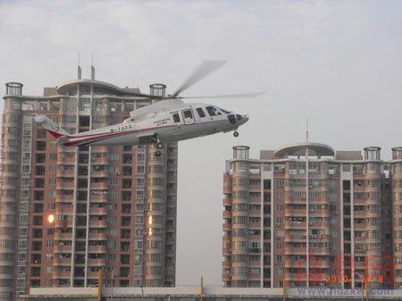 私人直升机在福州上空飞翔