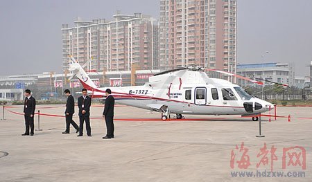 私人直升机停在福州金山展览城广场