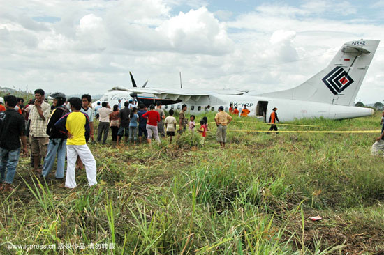 组图:印尼载有52人客机在稻田成功迫降