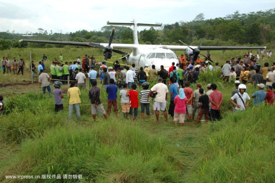 组图:印尼载有52人客机在稻田成功迫降