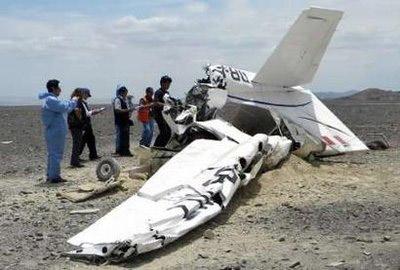 秘鲁一架小型飞机搭载游客于当地时间25日俯瞰著名的纳斯卡地画时坠毁,至少7人丧生。图为飞机坠毁现场。