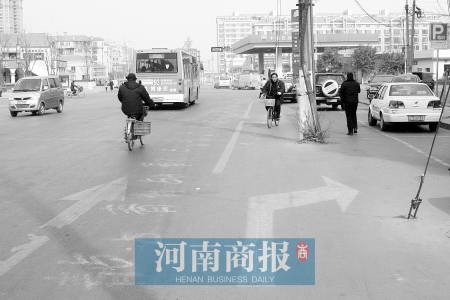 郑州市索凌路与国基路交叉口,右拐道中间立着的电线杆和斜拉电缆很“挡路” 商报记者 王春胜/摄