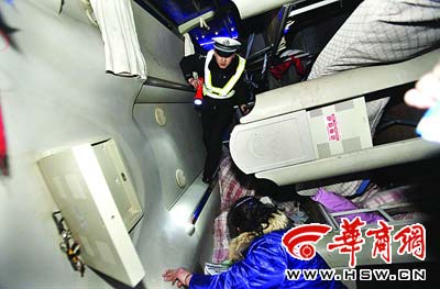 昨日凌晨2时12分，民警在侧翻的大巴车车厢内查看是否还有未被转移的乘客 本报记者 张杰 摄