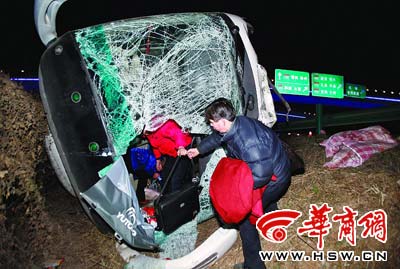 大巴车司机和车主钻进车内寻找手续本报记者张杰摄