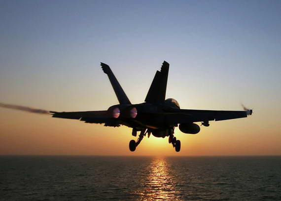 资料图:美国海军F/A-18F战机海洋上空飞行