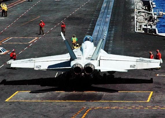 资料图:美国海军航母上的F-18舰载机