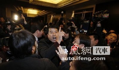 丰田总裁中国见面会遭凯美瑞车主抗议\(图\)