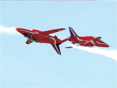 22日,红箭特技飞行队在训练中。