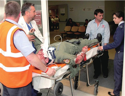 23日,受伤飞行员被送往医院。