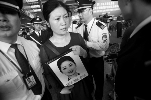 妈妈魏学晶抱着于丹丹的照片。